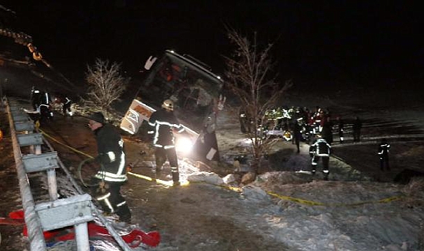Kayseri'de yolcu otobüsü devrildi: 4 ölü, 24 yaralı