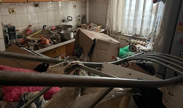 Komşuları üç senedir şikayetçiydi: Evinden 40 ton çöp çıkarıldı
