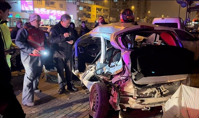 Kontrolden çıkan otomobil araçlara çarptı: 1 ağır yaralı