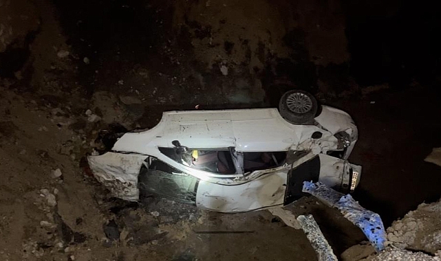 Kontrolden çıkan otomobil metro inşaatına uçtu: 1 yaralı
