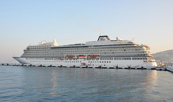 Kuşadası'na yılın ilk kruvaziyer gemisi geldi