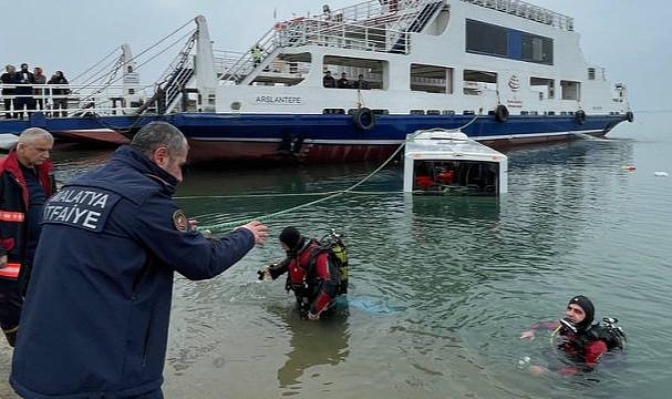 Malatya'da feribota yolcu taşıyan otobüs gölete düştü: 4 yaralı