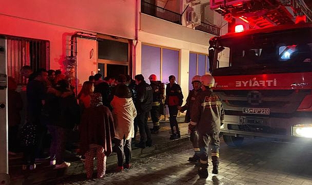 Manisa'da apartmanın elektrik kabloları yandı, bina boşaltıldı