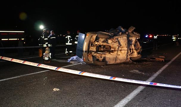 Manisa'da kontrolden çıkan otomobil karşı şeride geçerek devrildi: 2 ölü, 1 yaralı