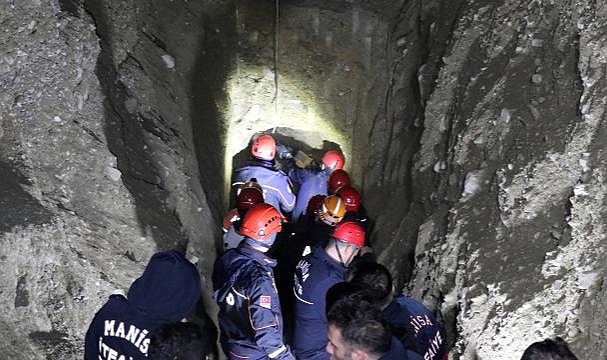Manisa'da kuyuya düşen baba ve oğlunun cansız bedenine ulaşıldı
