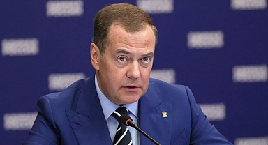 Medvedev: Çok kutuplu dünya yanlısı ülkeler koalisyon kurmalı