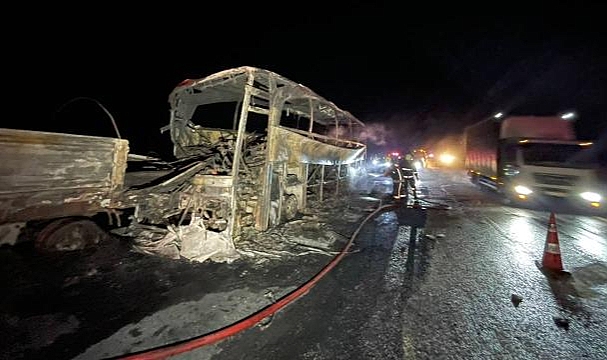 Mersin'de otobüs tıra arkadan çarptı: 3 ölü, 23 yaralı