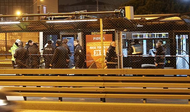 Metrobüsün altında kalan yolcu hayatını kaybetti