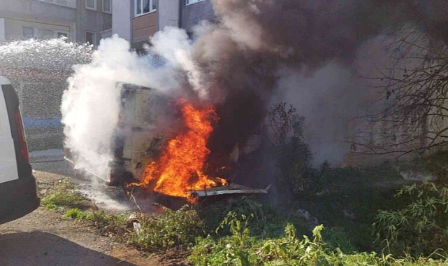 Minibüs alev alev yandı