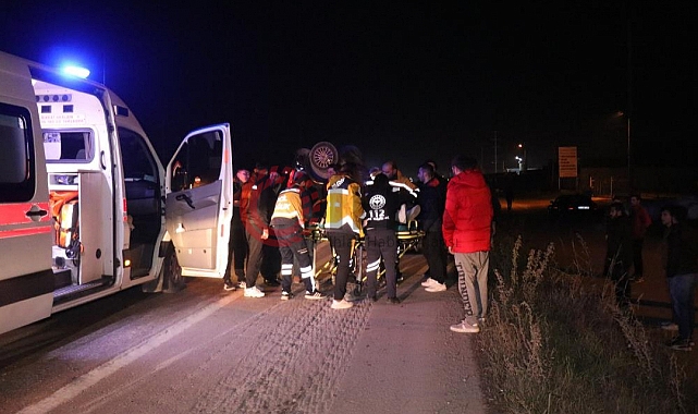 Motosiklet ikiye bölündü, hafif ticari araç takla attı: 1 ölü, 1 yaralı