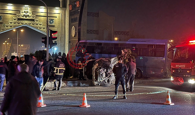 Niğde'de halk otobüsü ile otomobil çarpıştı: 3'ü ağır 16 yaralı