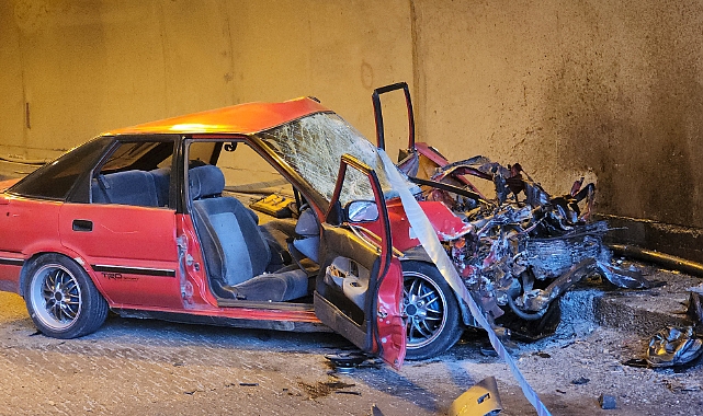 Otomobil tır ile çarpıştı : 1 ölü 2 yaralı