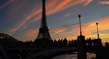 Paris'in sembol yapıları enerji tasarrufu için erken karartılıyor