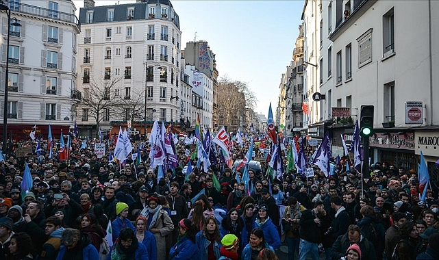 Paris’te gençler hükümetin emeklilik reformuna karşı yürüdü