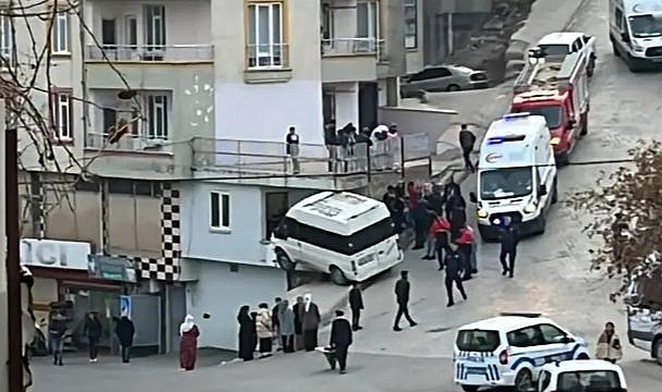Şırnak'ta minibüs bir iş yerinin balkonuna girdi: 2 yaralı