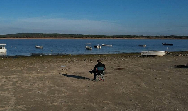 Terkos Gölü'nde sular çekildi, teknelerin yüzdüğü yerde insanlar yürüyüş yaptı