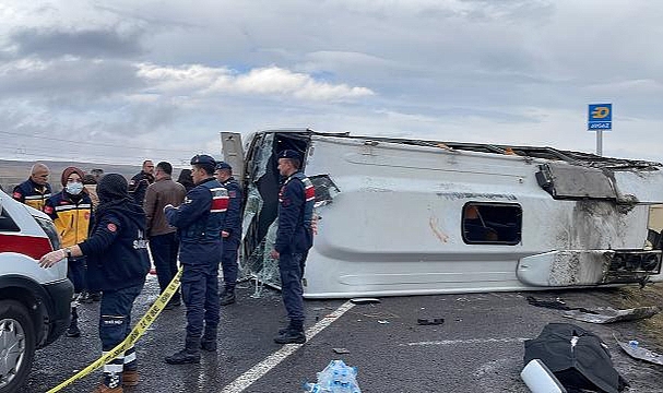 Tur midibüsü devrildi: 1 ölü, 27 yaralı