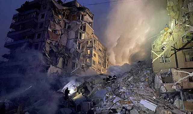 Ukrayna'da vurulan binada 5 kişinin cansız bedenine ulaşıldı 60 kişi yaralı