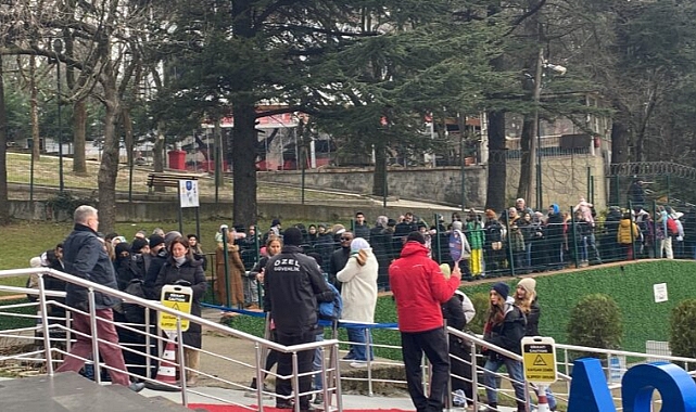 Uludağ'a çıkmak için teleferik kuyruğuna girdiler