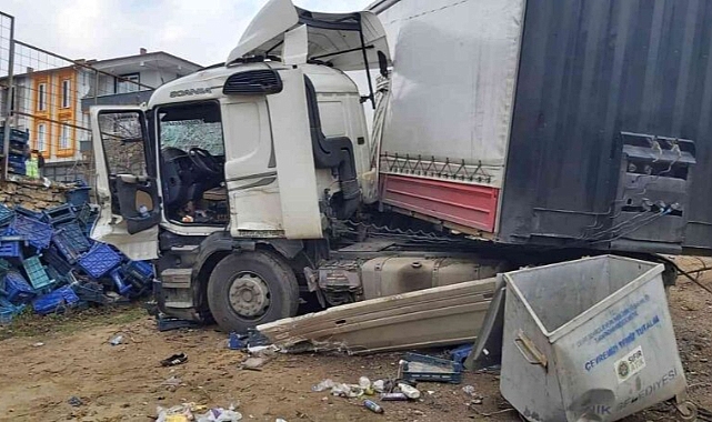 Virajı alamayan TIR evin bahçesine girdi