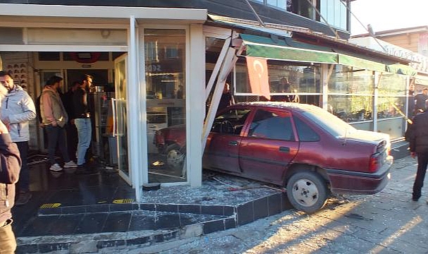 Yozgat'ta kontrolden çıkan otomobil kafeye daldı: 5 yaralı