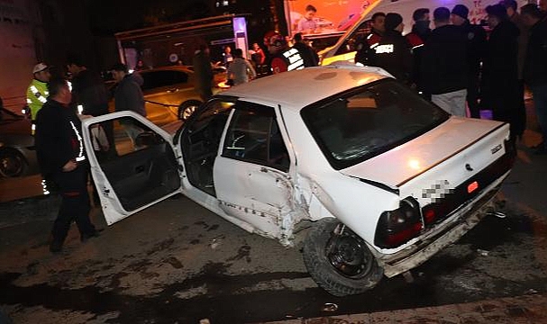 Zonguldak'ta kazada savrulan araç durakta bekleyenlere çarptı