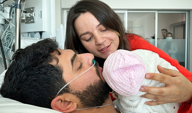261'inci saatte enkazdan kurtarılan baba, 12 günlük bebeğiyle buluştu