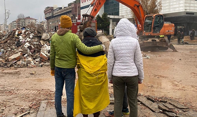 3 çocuğu ve eşiyle 4. kattan zemine kadar düşen daireden sağ kurtuldu