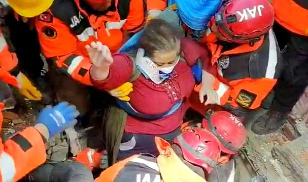 38 yaşındaki kadın enkazdan 84 saat sonra kurtarıldı