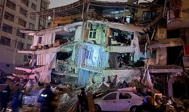 7.4'lük deprem 10 ili vurdu!