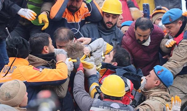 7 yaşındaki Beşir 81 saat sonra enkazdan sağ olarak çıkarıldı