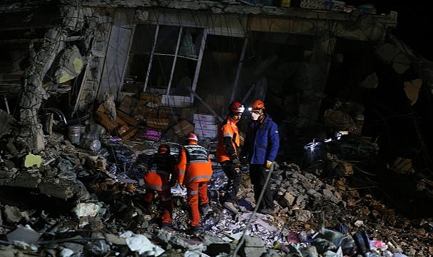AFAD: 6 kişi hayatını kaybetti, 90 artçı sarsıntı meydana geldi