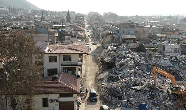 Afetzedeler eşyalarını almak için hasarlı binalara girebilir mi?