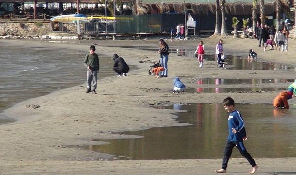 Akyaka sahilinde deniz suyu 50 metre çekildi