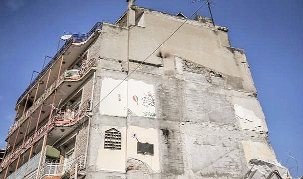 Anılar bitişik binanın yan duvarında asılı kaldı