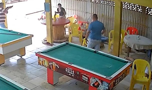 Bilardoda oyununu kaybeden adamlar, kendilerine gülen yedi kişiyi öldürdü