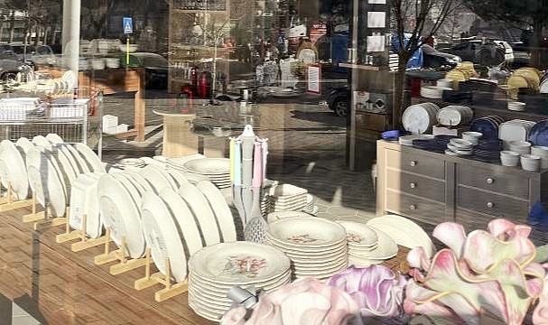 Bir tabak bile kırılmadı: Züccaciye dükkanı depremi hasarsız atlattı