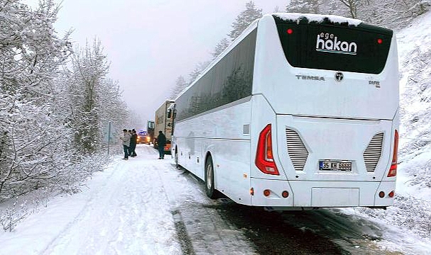 Bolu'da karda mahsur kalan turistler kurtarıldı
