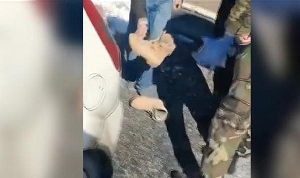 Botunu çıkarıp depremzede vatandaşa veren Mehmetçik Çin'de haber oldu