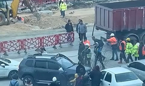 Bursa'da husumetli sürücüler önce birbirlerine çarptı, ardından tekme tokat kavga etti
