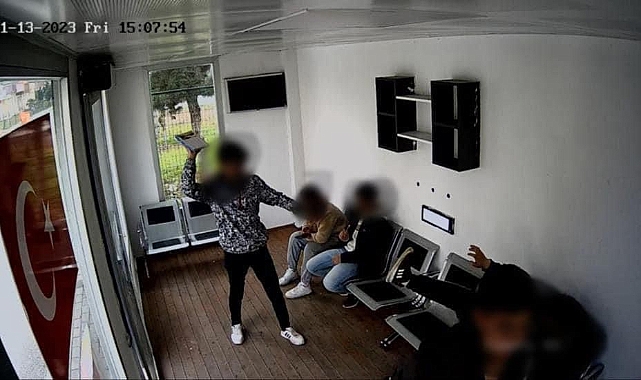 Bursa'da kapalı otobüs duraklarına çirkin saldırı