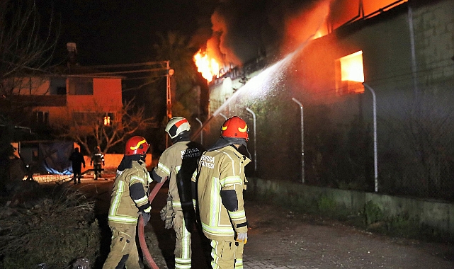 Bursa itfaiyesi deprem bölgesinde gece gündüz iş başında