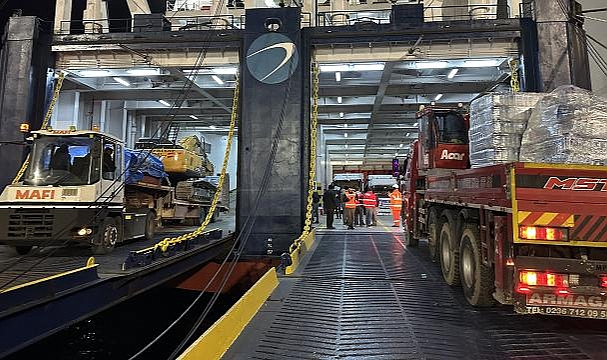 Çeşme Limanı'ndan deprem bölgesi için yardım gemisi gönderildi