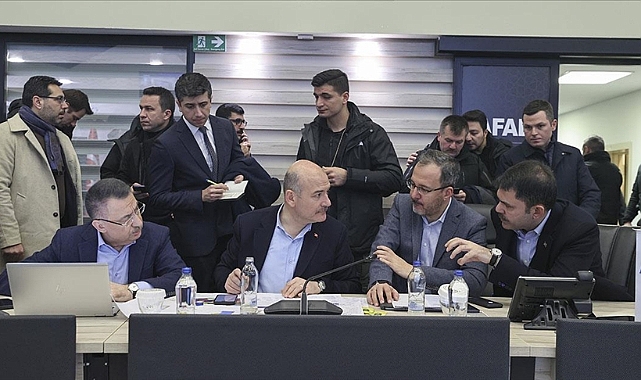 Cumhurbaşkanı Yardımcısı Oktay ve bazı bakanlar deprem çalışmalarını AFAD'dan koordine ediyor
