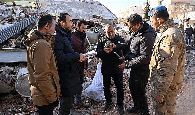 Deprem bölgesinde numune alma ve bilirkişi incelemesinin ardından enkazlar kaldırılıyor