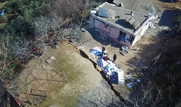 Deprem köyü ortadan ikiye böldü