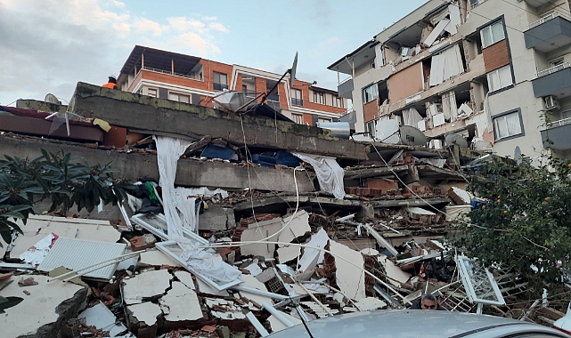 Depremde can kaybı sayısı 6 bin 957'ye yükseldi