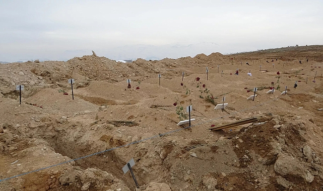 Depremde iki dağın arasında kalan 48 kişi hayatını kaybetti