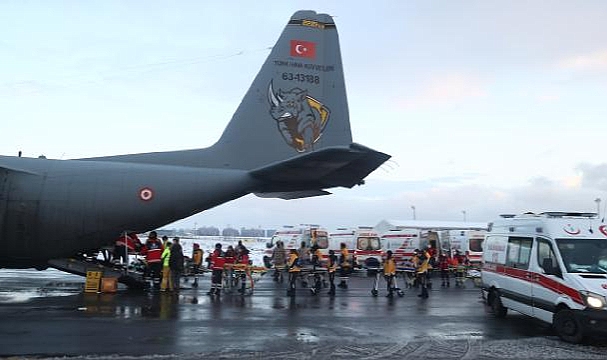 Depremde yaralanan 31 kişi TSK'nın kargo uçağıyla İstanbul'a getirildi