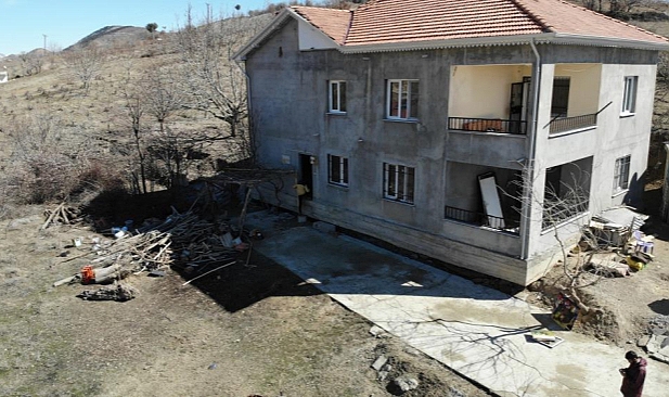 Depremden etkilenen ev 30 santimetre yükseldi, 2 metre kaydı